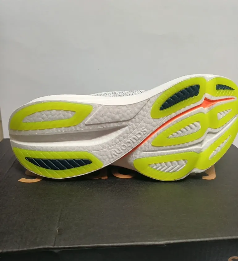 Used Saucony Endorphin Axura bike — image 4 of 8