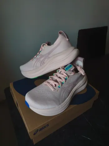Used Asics Gel Nimbus 28 bike — image 2 of 7