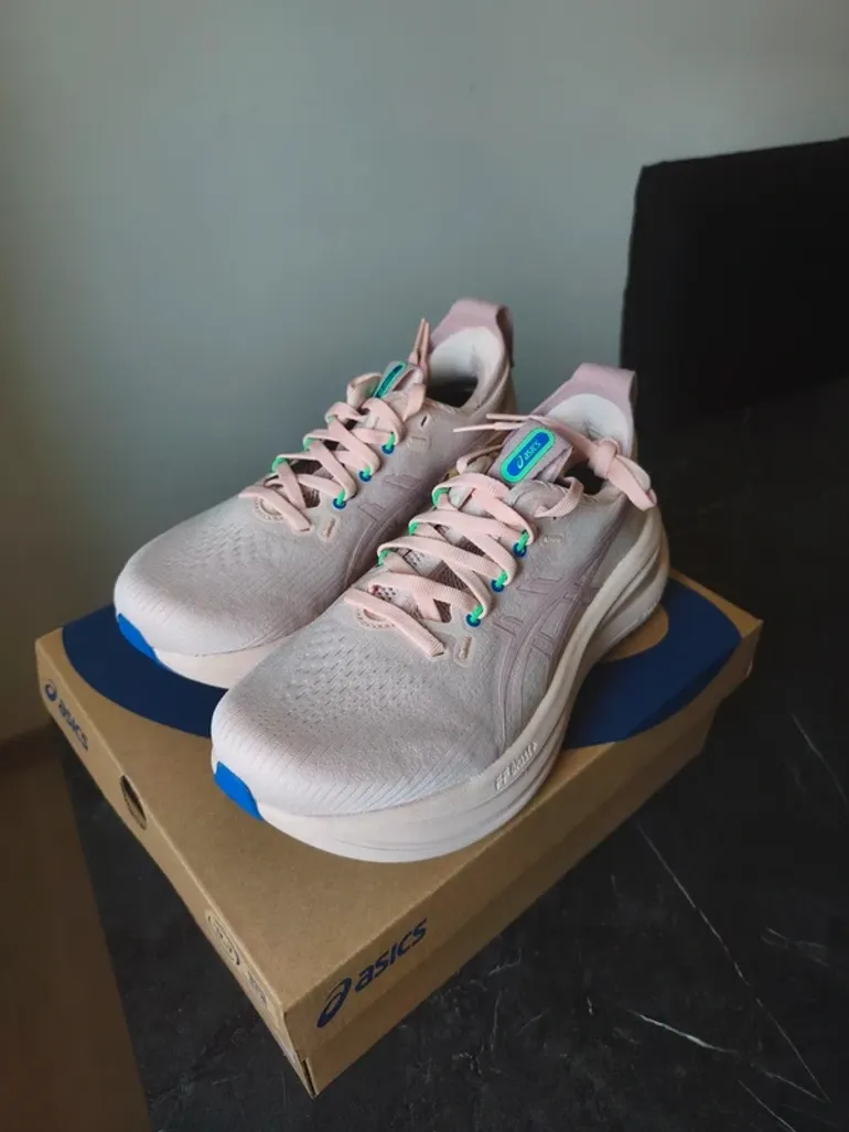 Used Asics Gel Nimbus 28 bike — image 3 of 7