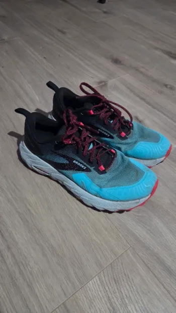 Brooks Cascadia Trail Running Shoes usato