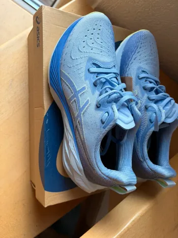 Used Asics Novablast 4 bike — image 2 of 9