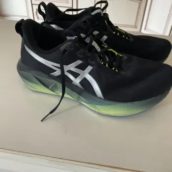Brugt Asics Novablast 5 Luxe Running Shoes