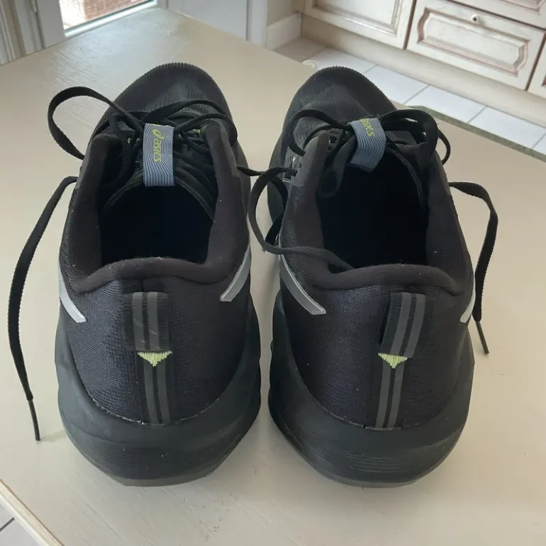 Used Asics Novablast 5 Luxe bike — image 3 of 7