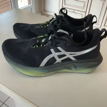 Used Asics Novablast 5 Luxe bike — image 2 of 7