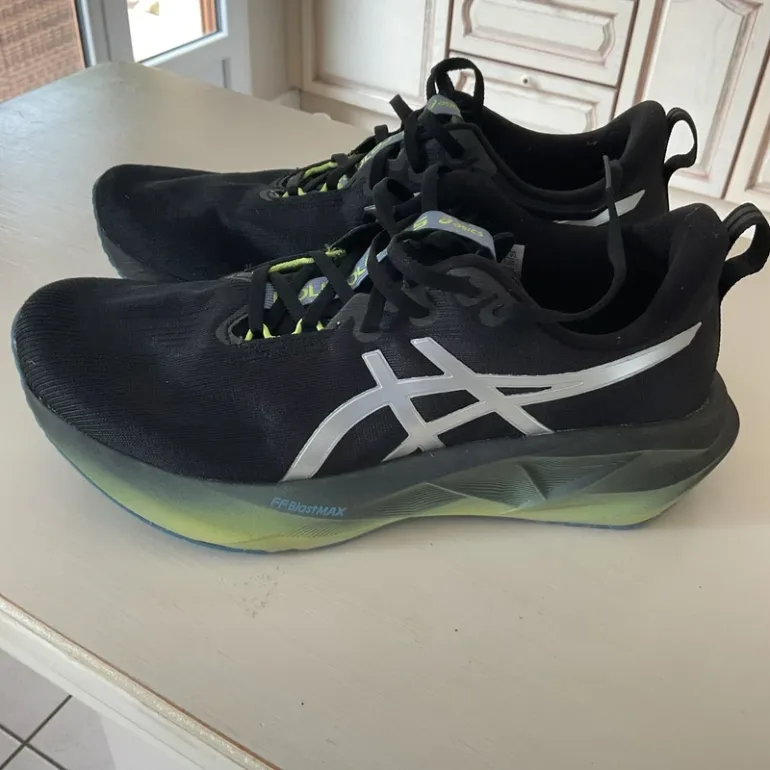 Used Asics Novablast 5 Luxe bike — image 2 of 7