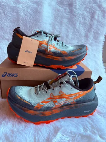 Used Orange Trabuco Max 4 Running Shoes