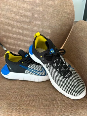 Used Nike Flyknit bike — image 2 of 3