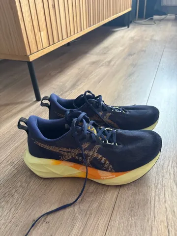 Used Asics Novablast 5 Running Shoes
