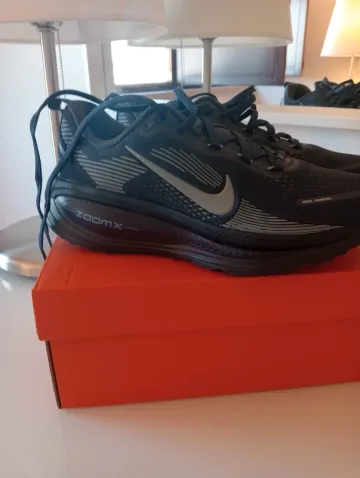 Used Nike Vomero 18 Running Shoes