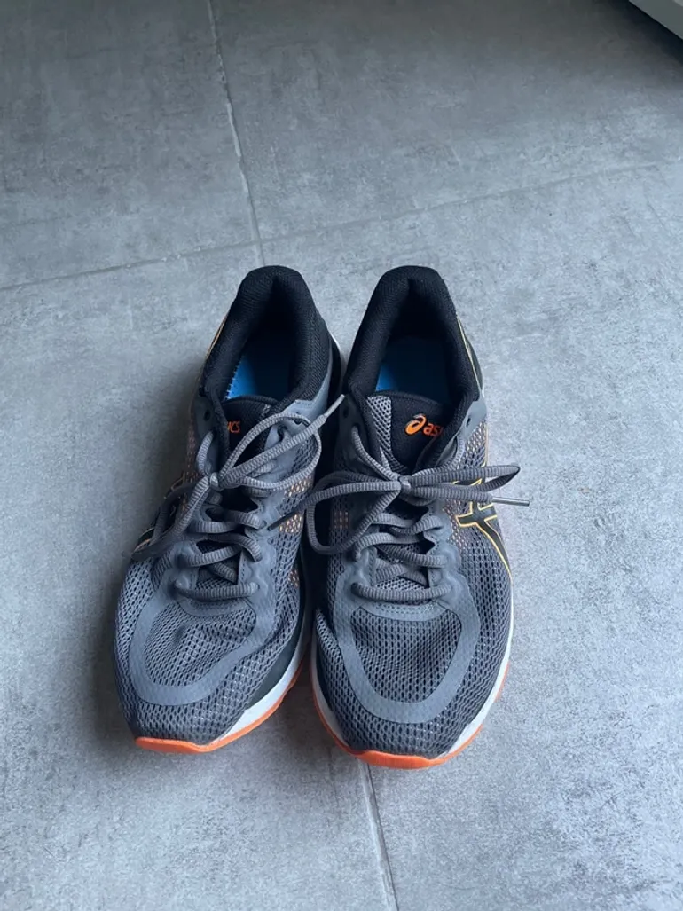 Used Asics Running Shoes bike — image 2 of 7