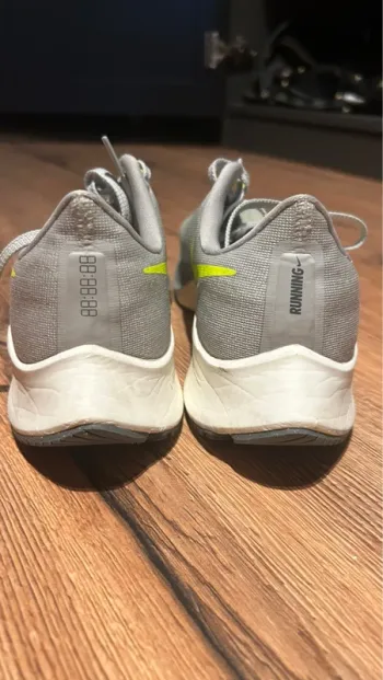 Brugt Nike running shoes bike — billede 2 af 3