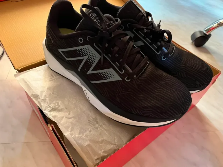 Used New Balance Fuelcell Propel V5 bike — image 6 of 7