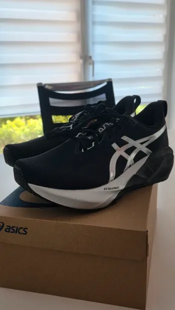 Used Asics Novablast 5 Running Shoes