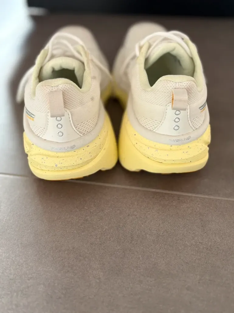 Used Saucony Running Shoes bike — image 3 of 8