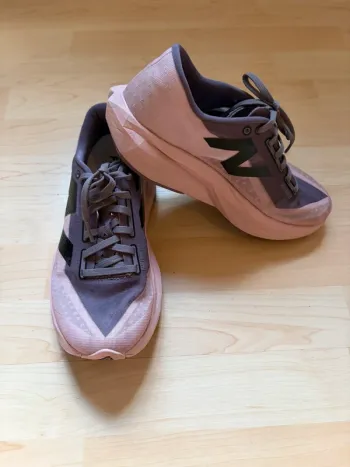 New Balance Fuel Cell Rebel V4 bike de segunda mano — imagen 2 de 5