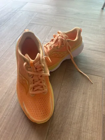 Used Saucony Guide 18 Running Shoes