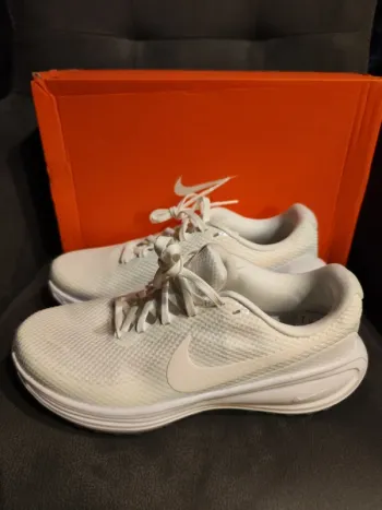 Used White Revolution 8 Running Shoes