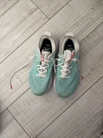 Tweedehands Asics Novablast Paris bike — afbeelding 2 van 6