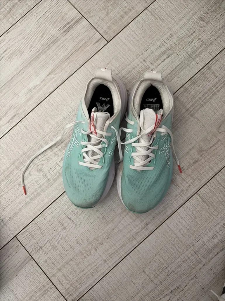 Tweedehands Asics Novablast Paris bike — afbeelding 2 van 6