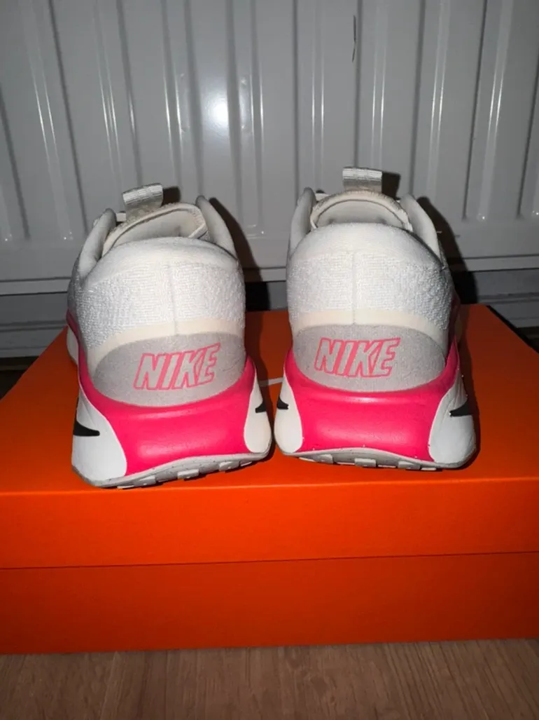 Used Nike sneakers bike — image 2 of 6