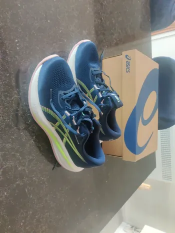 Asics Basket Running Shoes d'occasion