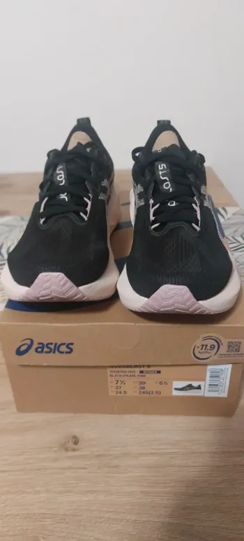 Used Asics Novablast 5 Running Shoes
