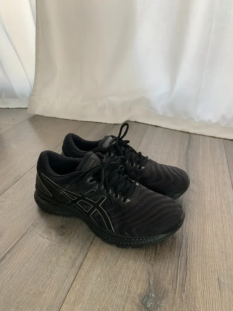 Used Clean Gel-Nimbus 22 Running Shoes
