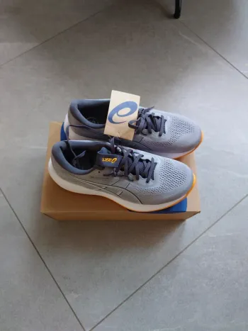 Used Asics Gel Cumulus 28 bike — image 3 of 4