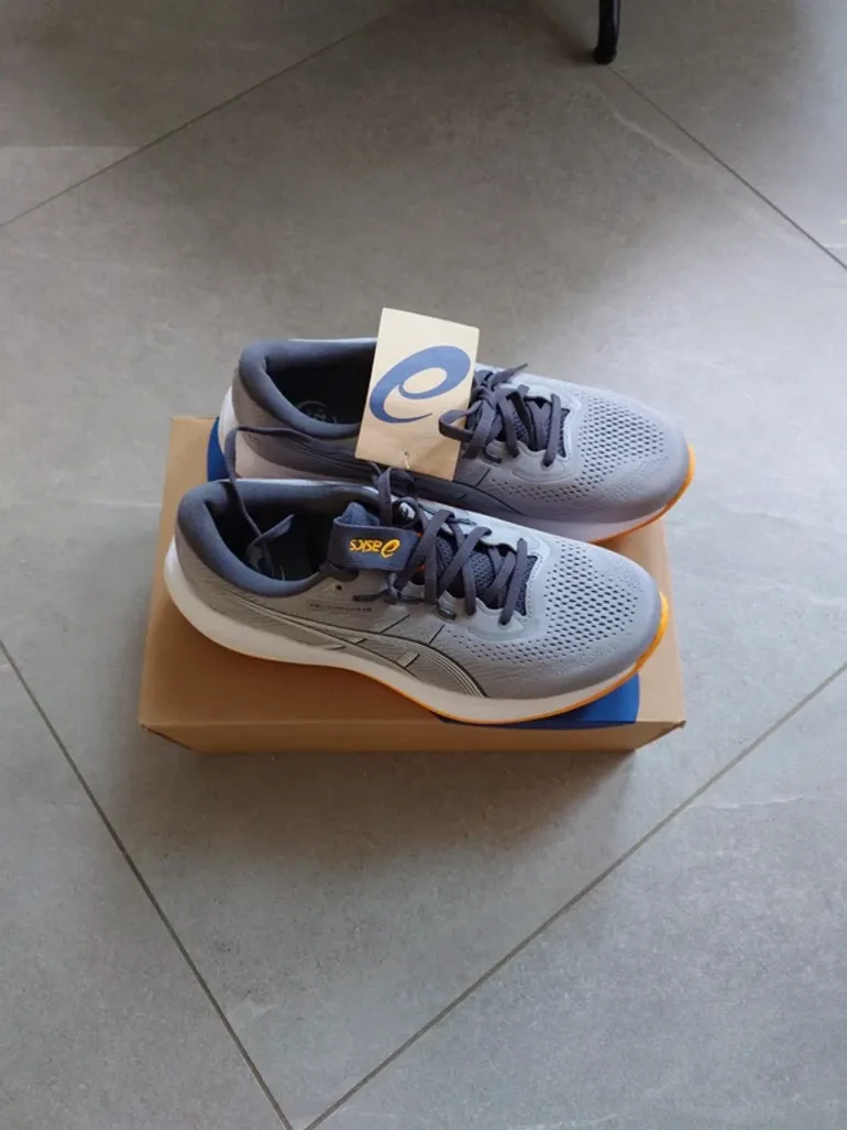 Used Asics Gel Cumulus 28 bike — image 3 of 4