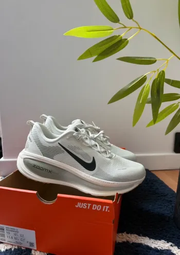 Used Nike Vomero 18 Running Shoes