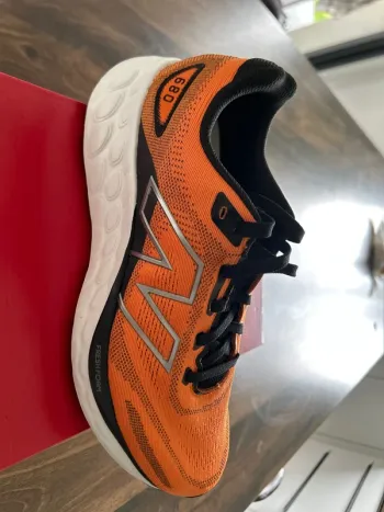 Used New Balance M680 R08 Running Shoes