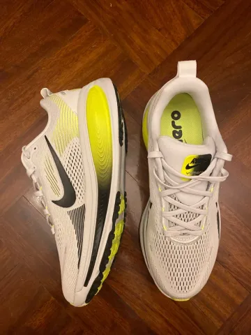 Nike Vomero 18 Running Shoes usato