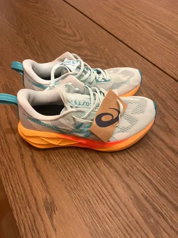 Brugt Asics Novablast 5 Running Shoes