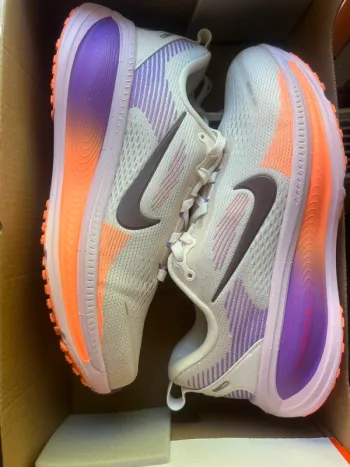 Used Nike Vomero 18 Running Shoes