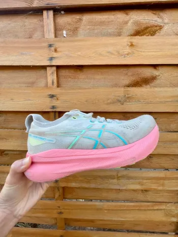 Used Asics Gel Kayano 31 Running Shoes