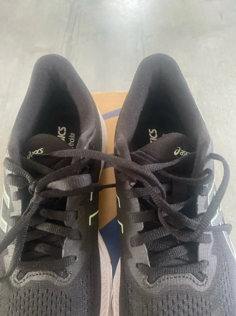 Used Asics Running Shoes bike — image 3 of 3
