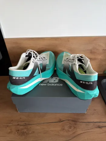 New Balance Elite v4 bike usato — immagine 3 di 5