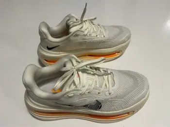 Nike Vomero Premium Running Shoes usato