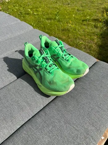 Used Asics Novablast 5 Running Shoes