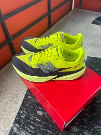 New Balance FuelCell Rebel v5 Running Shoes d'occasion
