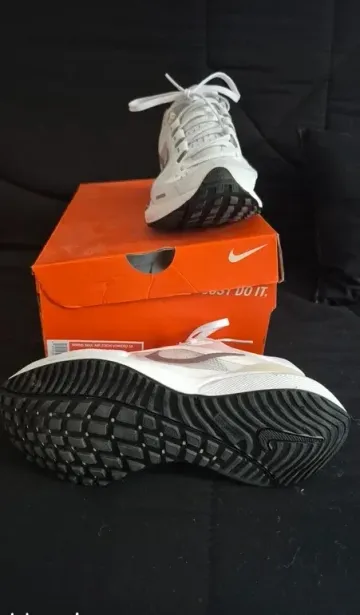 Nike Air Zoom Vomero 16 Running Shoes usato