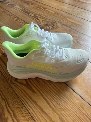 Used Hoka Clifton 11 Running Shoes
