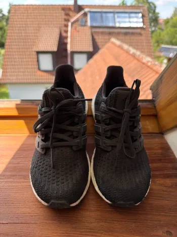 Käytetty Adidas Ultra Boost Running Shoes