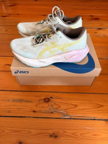 Käytetty Asics Novablast 5 TR Running Shoes