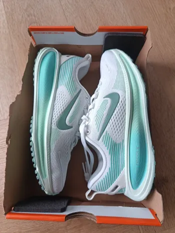 Used Nike Vomero 18 Running Shoes