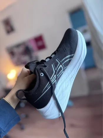 Used Asics Gel Nimbus 26 Running Shoes
