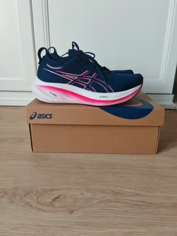 Asics Gel-Nimbus 26 Running Shoes usato