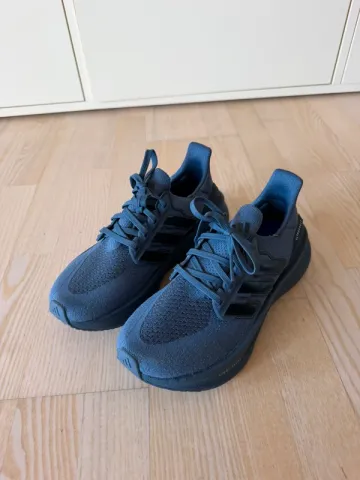 Käytetty Adidas Ultra Boost Running Shoes