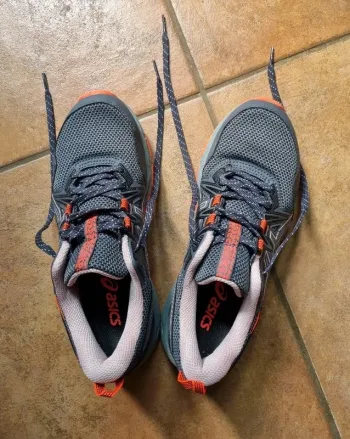 Asics GEL-Venture 8 bike usato — immagine 2 di 7