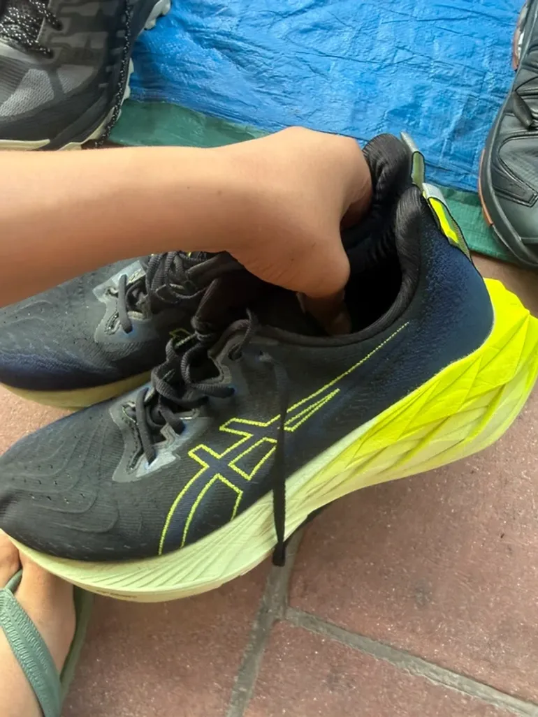 Used Asics Running Shoes bike — image 3 of 6